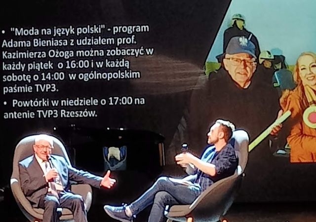 Prof. dr hab. Kazimierz Ożóg oraz redaktor Adam Bienias na scenie Teatru im. Wandy Siemaszkowej
